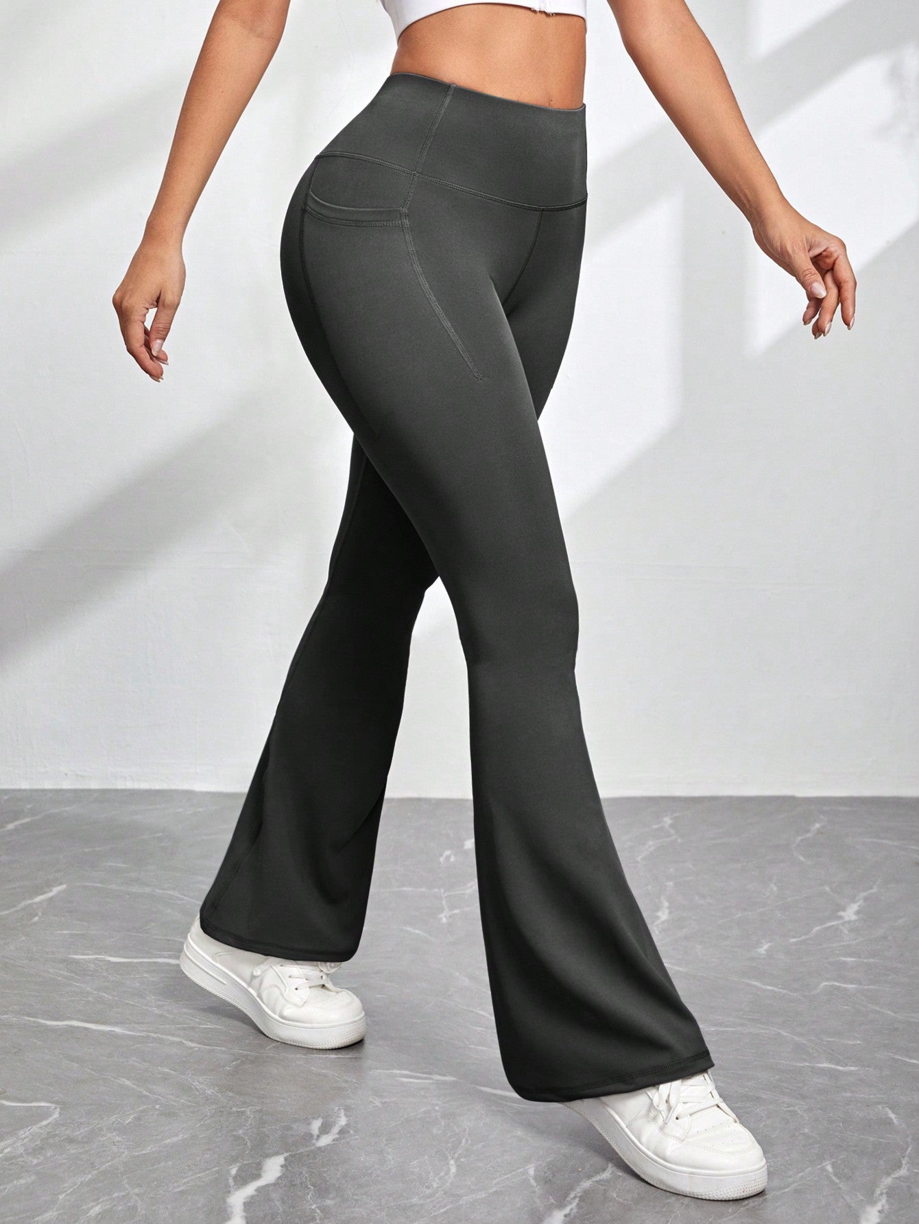 Calça Legging Flare Cintura Alta Com Bolsos E Costura Coração