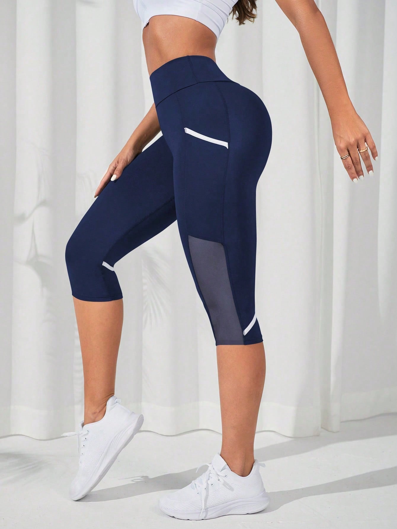 Calça Legging Capri Cintura Alta Com Recortes Em Tela