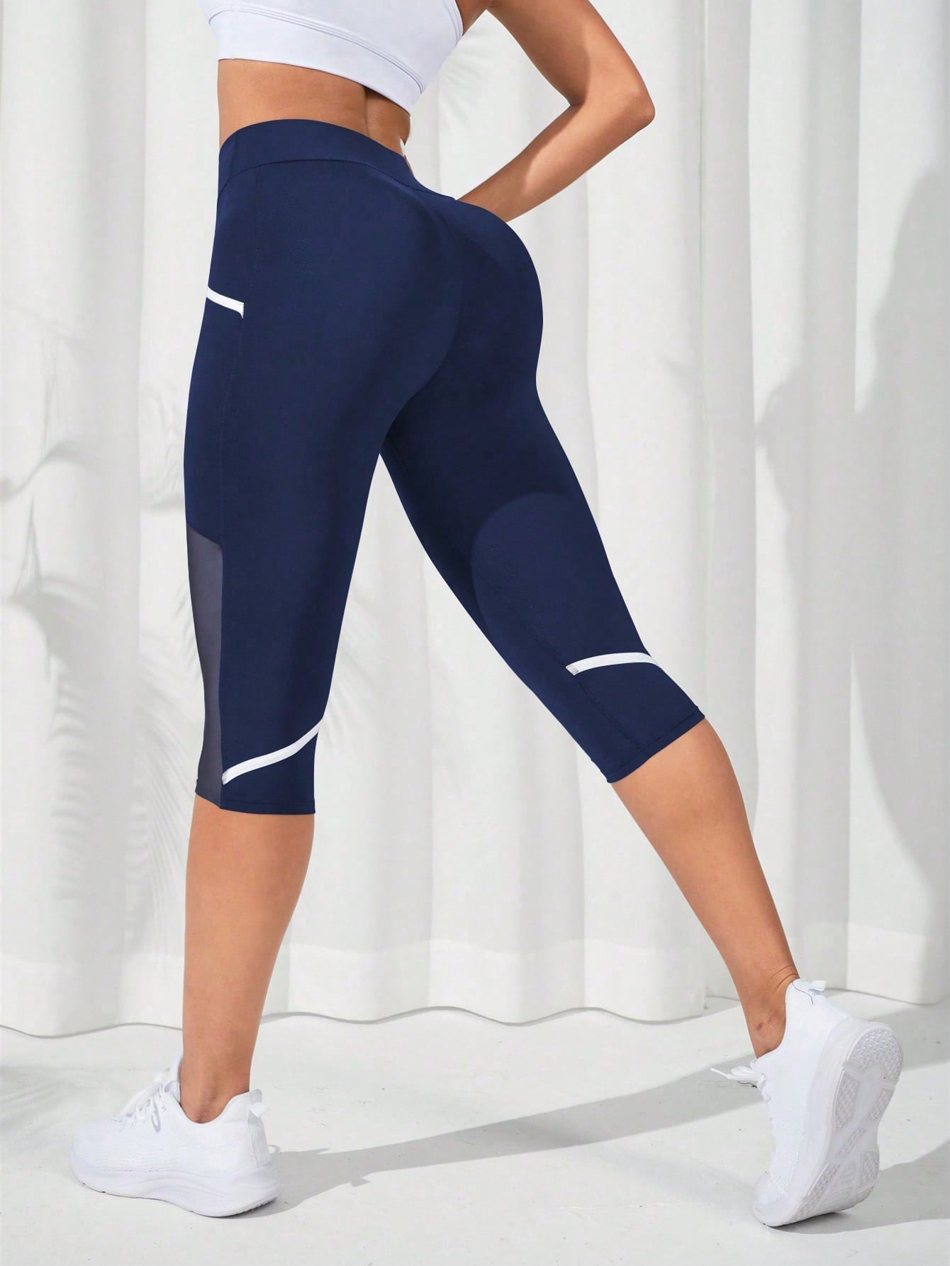 Calça Legging Capri Cintura Alta Com Recortes Em Tela