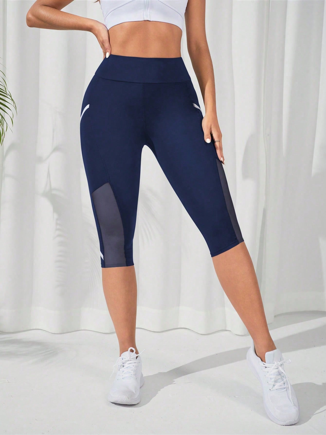 Calça Legging Capri Cintura Alta Com Recortes Em Tela