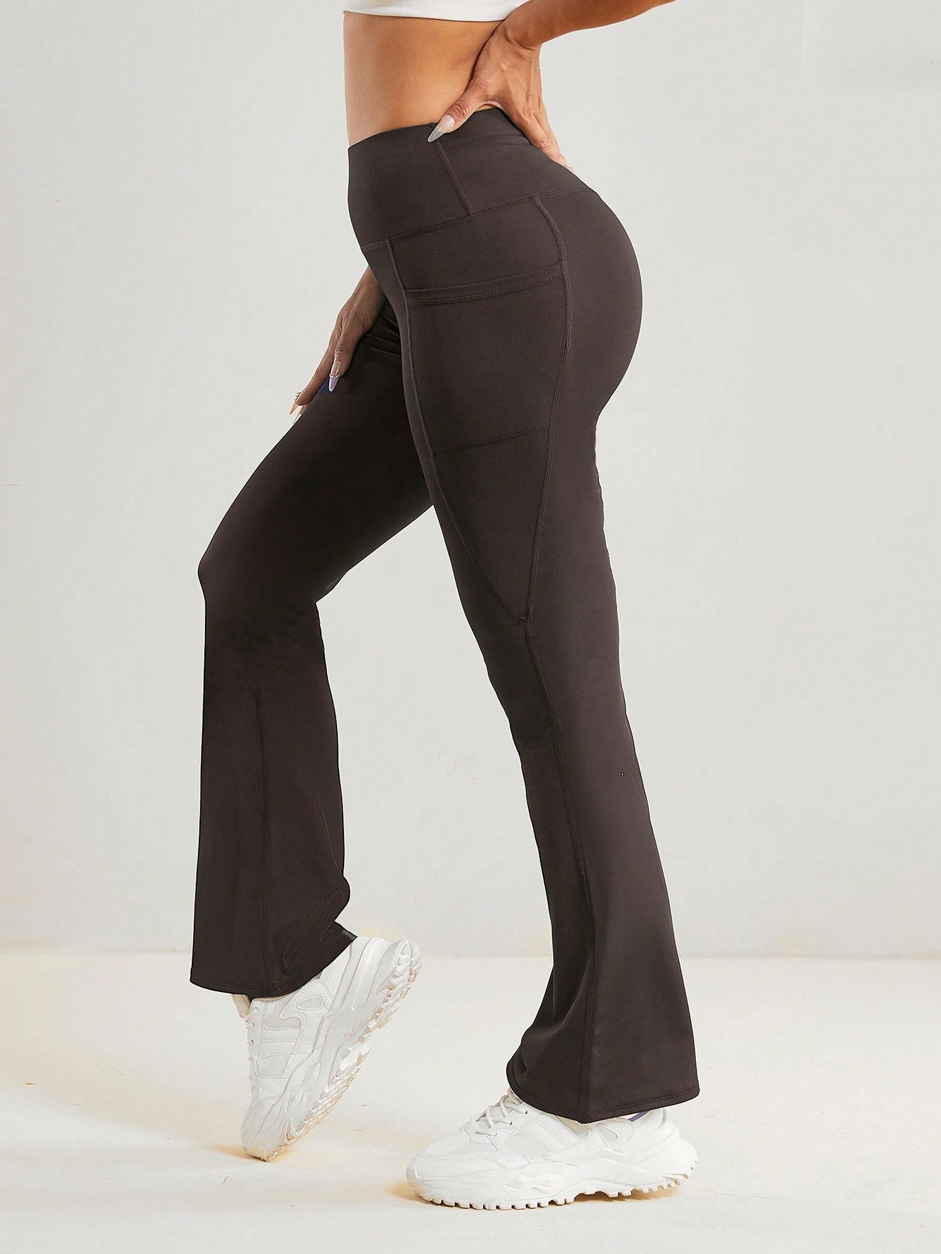 Calça Legging Flare com Bolso Lateral Funcional
