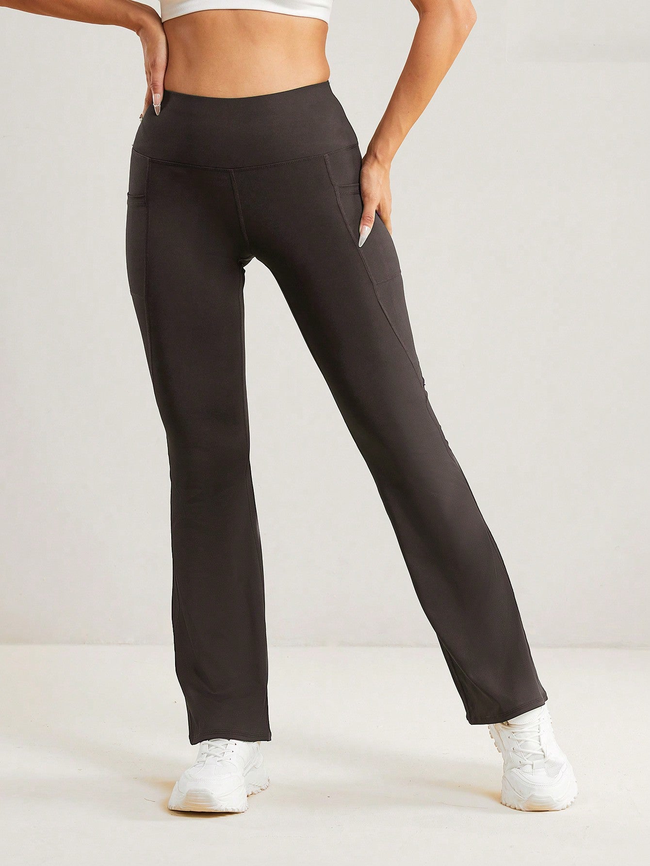 Calça Legging Flare com Bolso Lateral Funcional