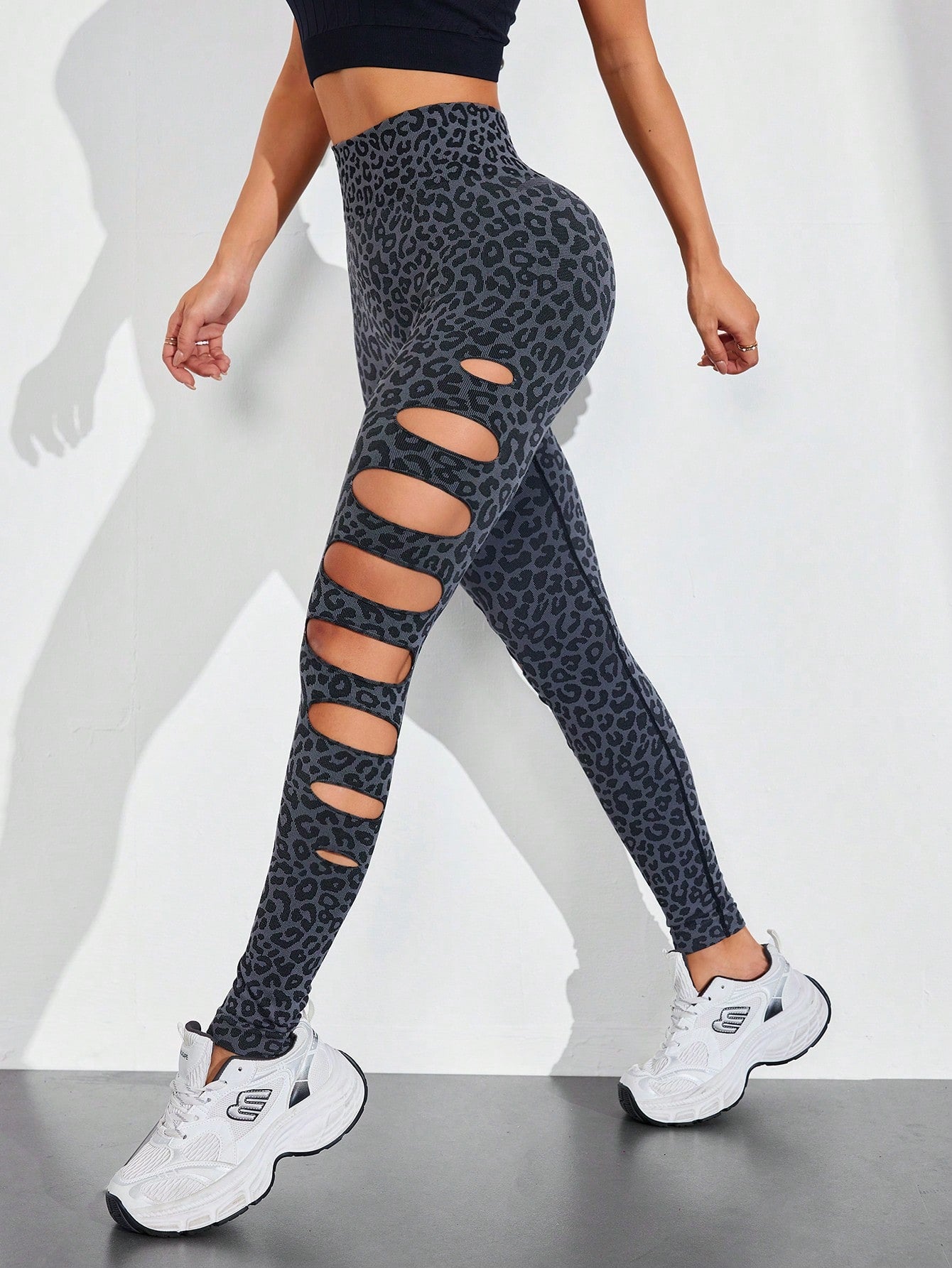 Calça Legging Animal Print Com Recortes Vazados Laterais