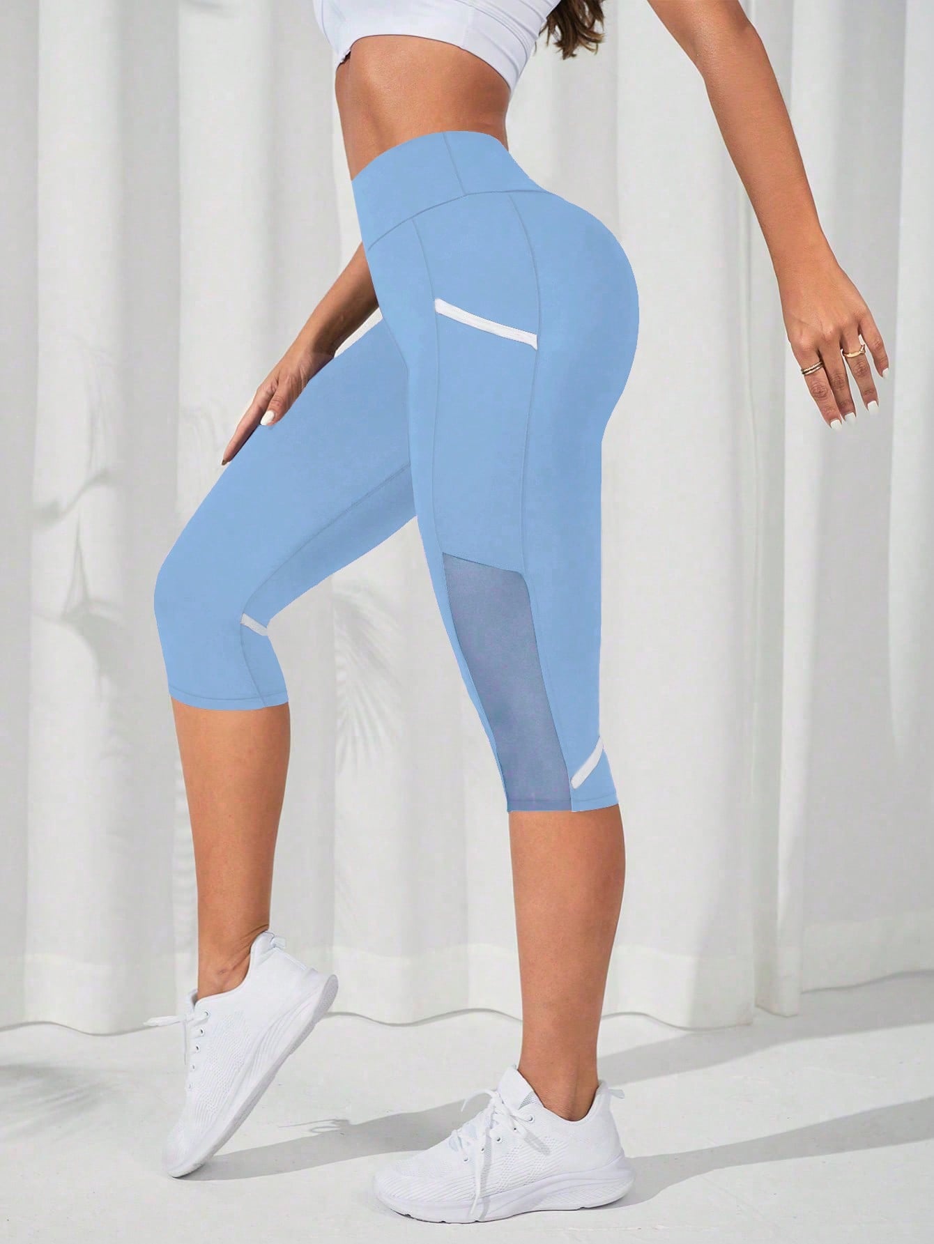 Calça Legging Capri Cintura Alta Com Recortes Em Tela