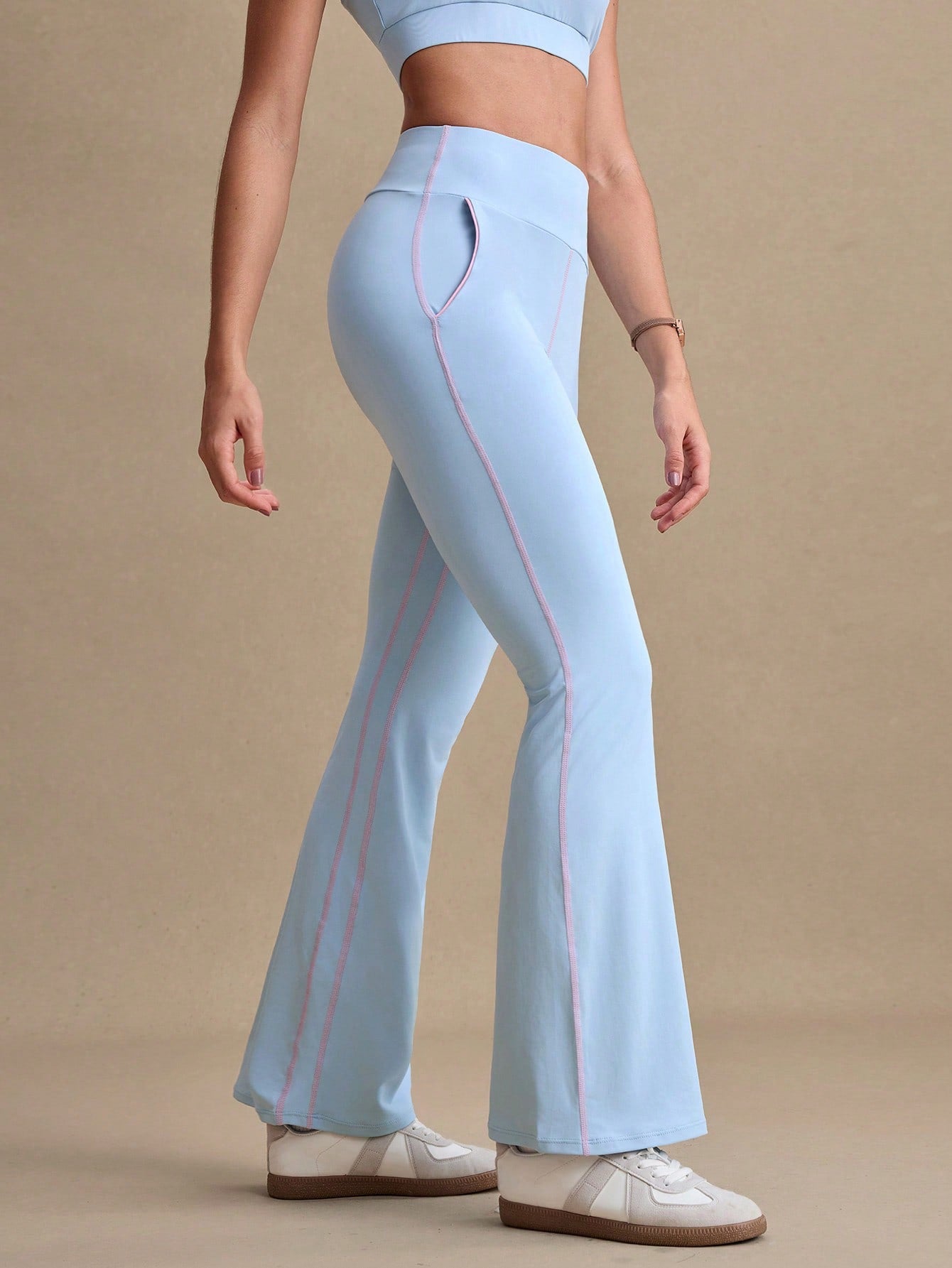 Calça Legging Flare Feminina com Cintura Alta e Bolsos
