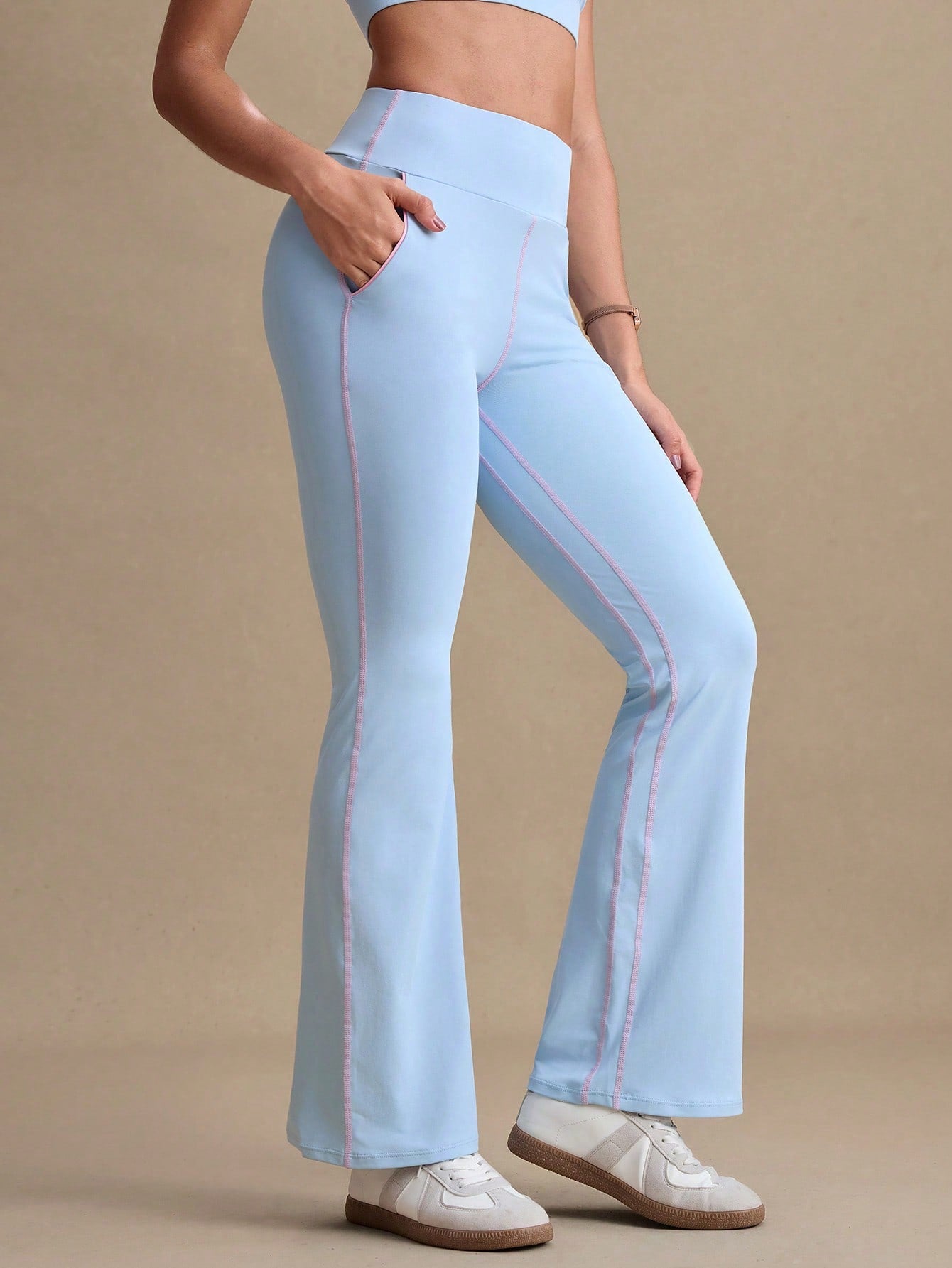 Calça Legging Flare Feminina com Cintura Alta e Bolsos