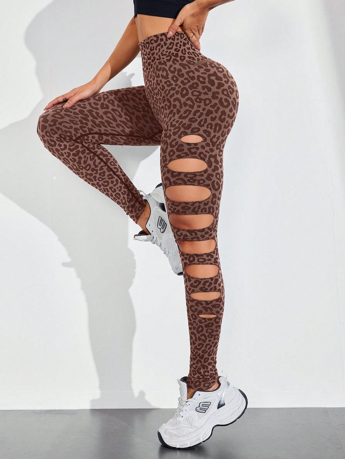 Calça Legging Animal Print Com Recortes Vazados Laterais