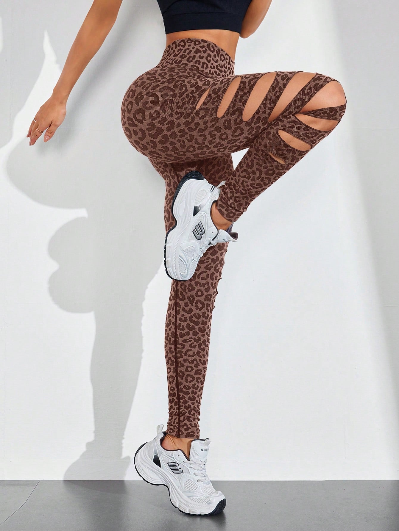 Calça Legging Animal Print Com Recortes Vazados Laterais