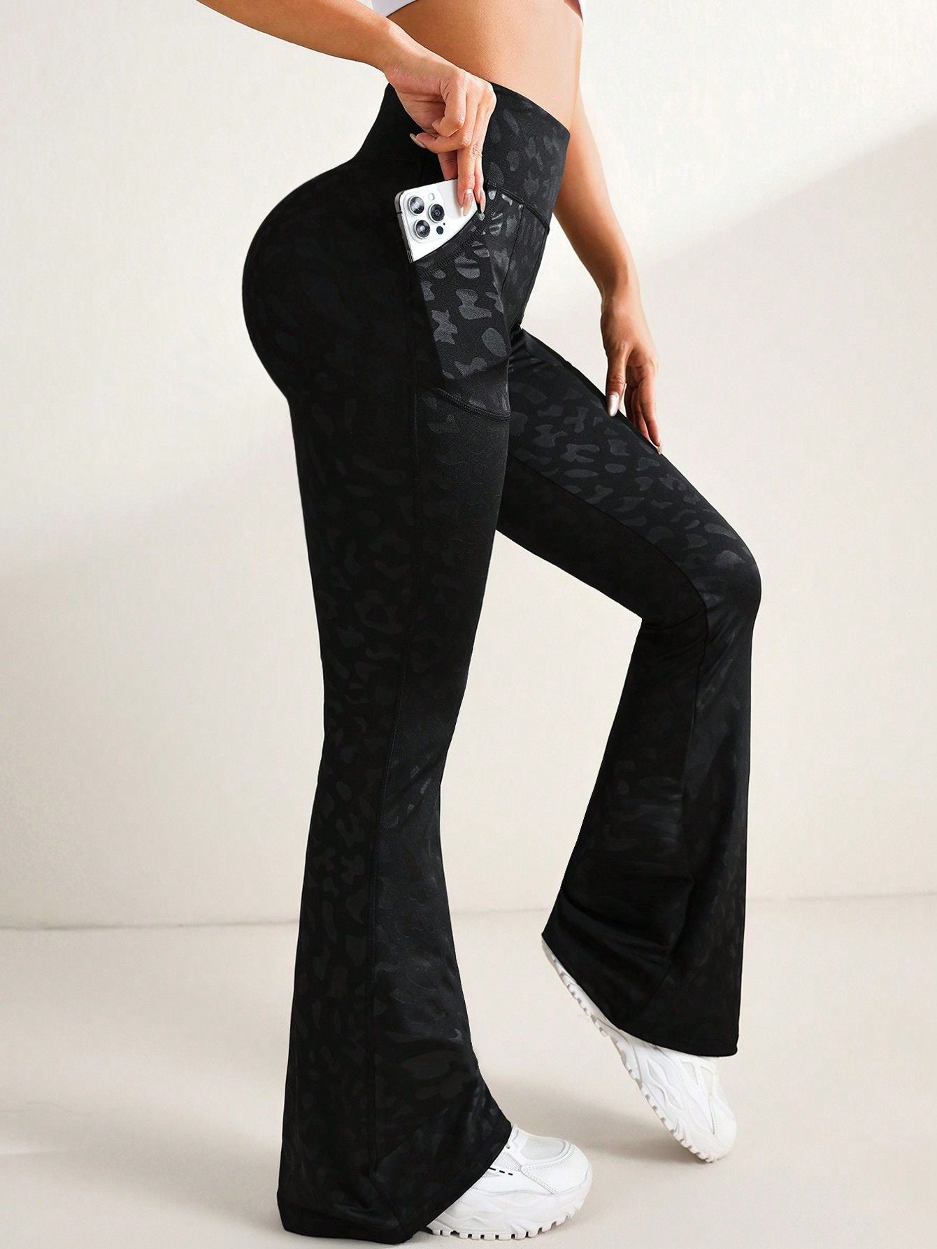 Calça Legging Flare Fitness Estampada Com Bolsos Laterais