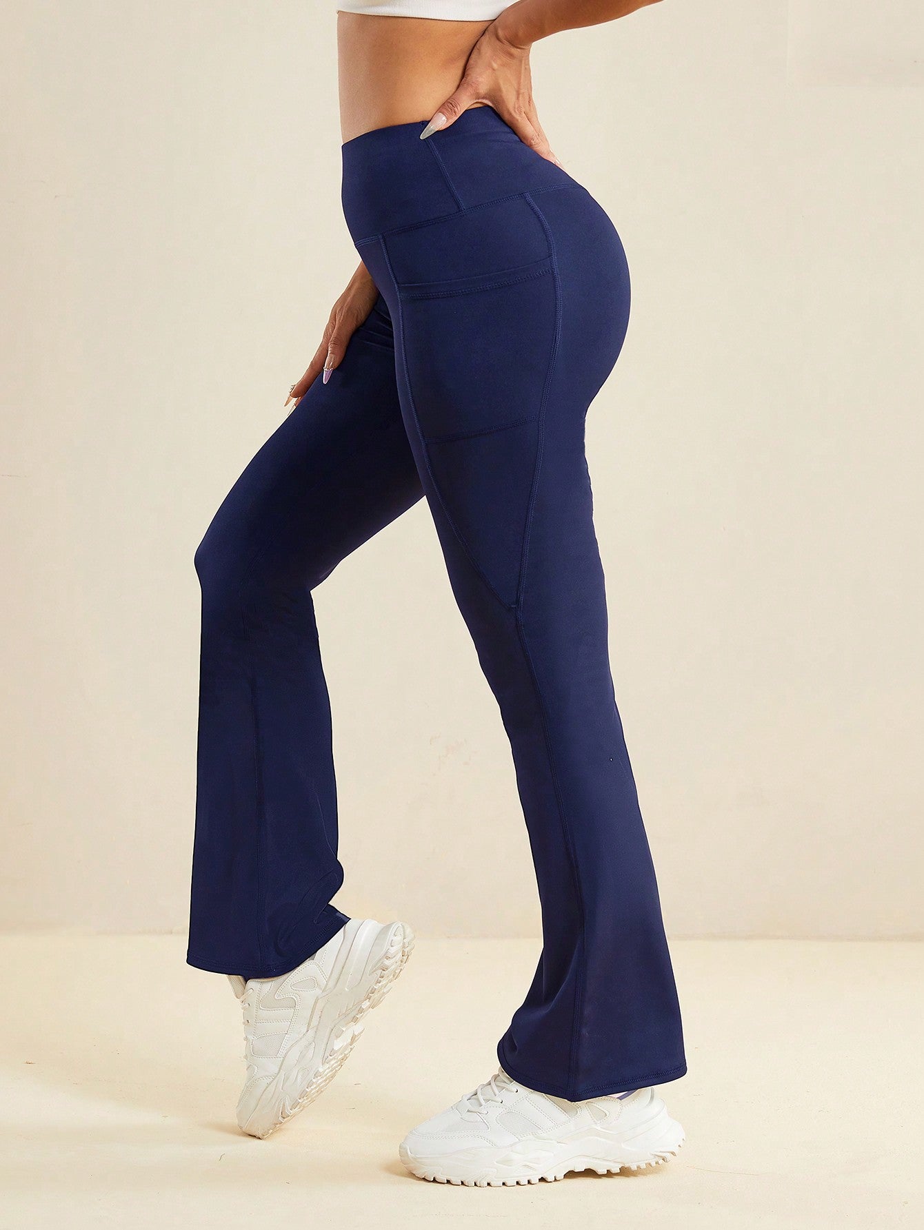 Calça Legging Flare com Bolso Lateral Funcional