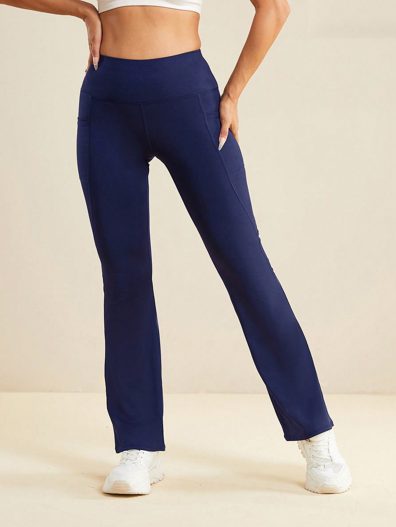 Calça Legging Flare com Bolso Lateral Funcional