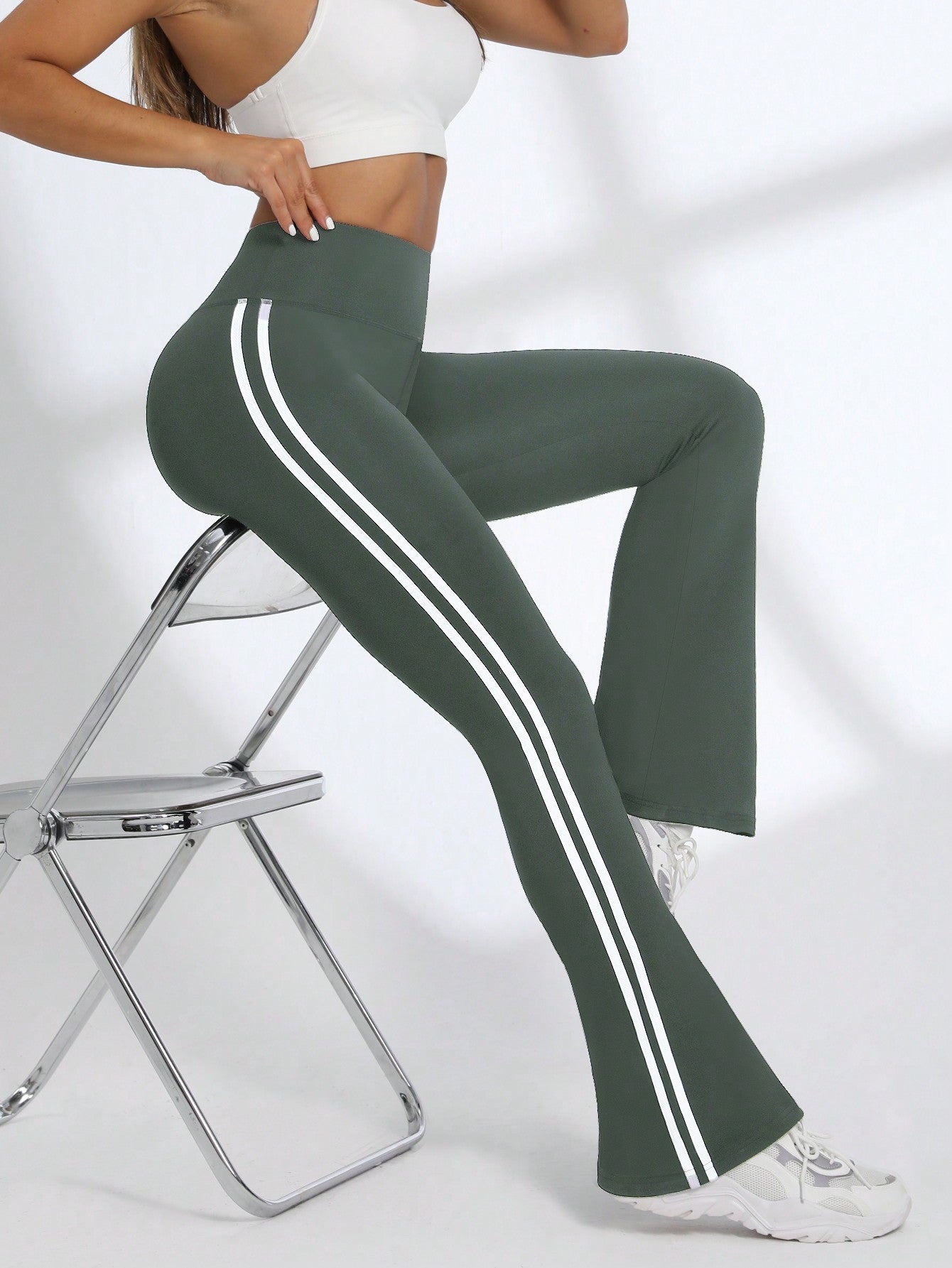 Calça Legging Flare Fitness Cintura Alta Com Listras Laterais