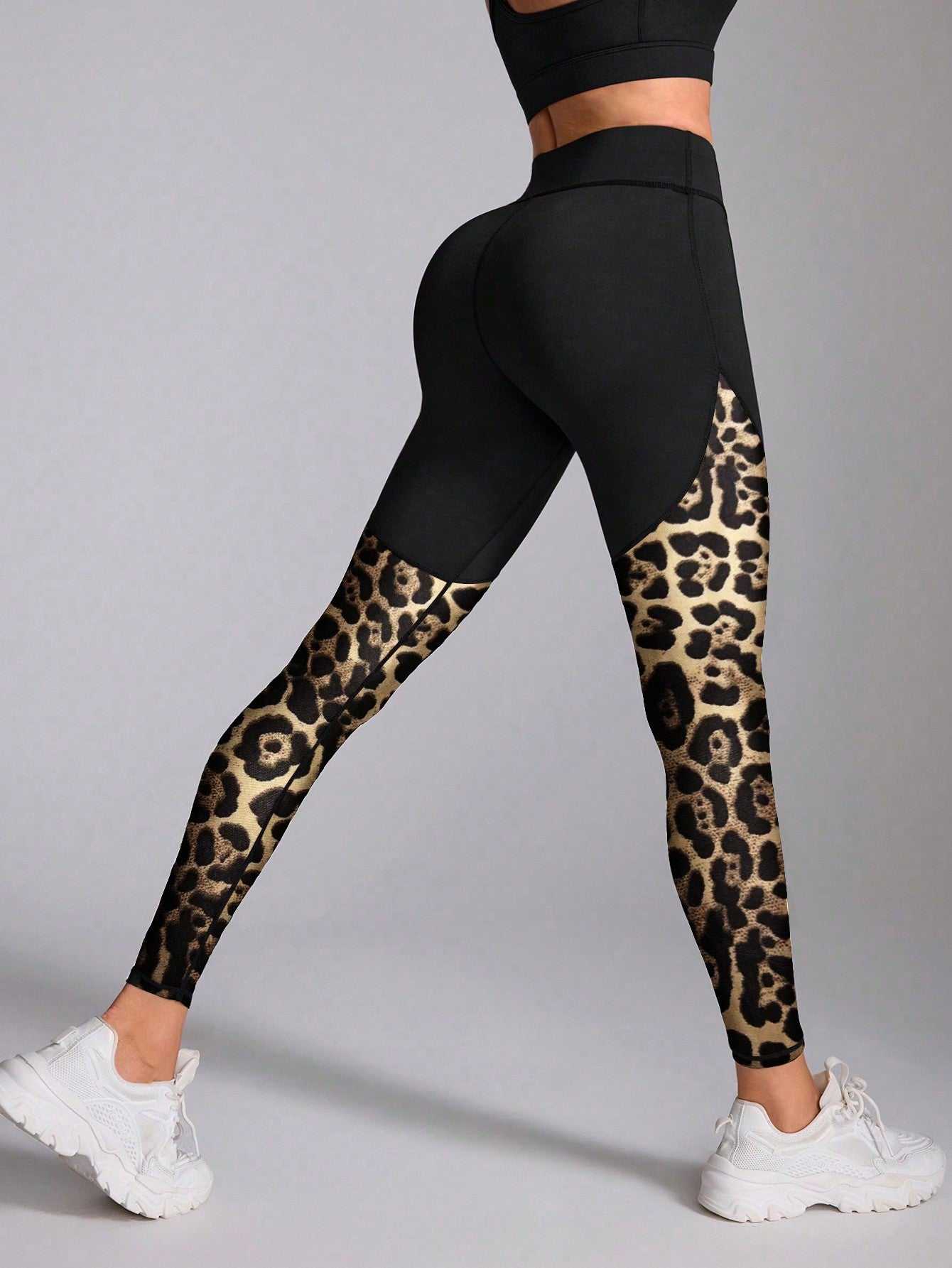 Calça Legging Fitness com Transparência e Recortes Geométricos