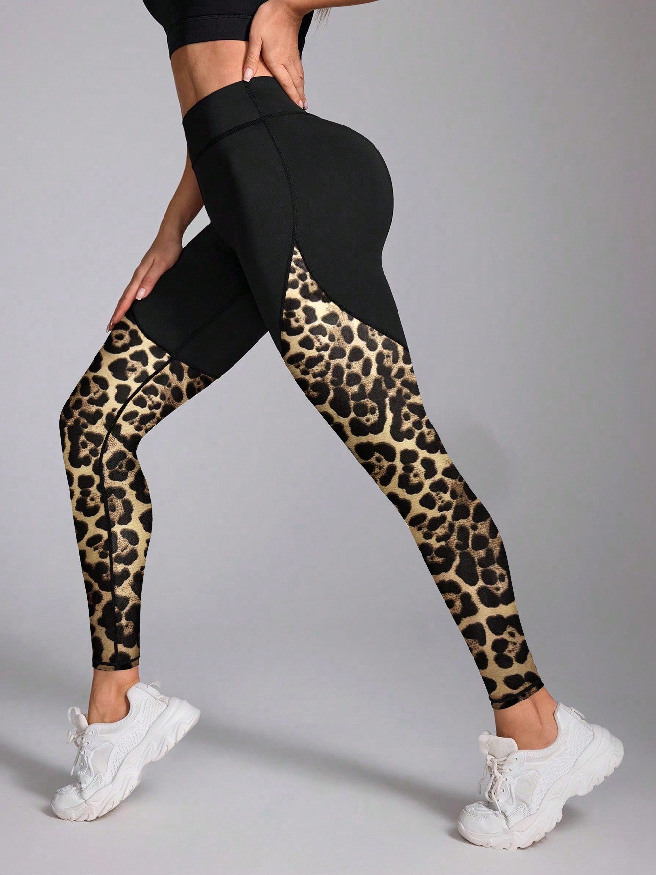 Calça Legging Fitness com Transparência e Recortes Geométricos