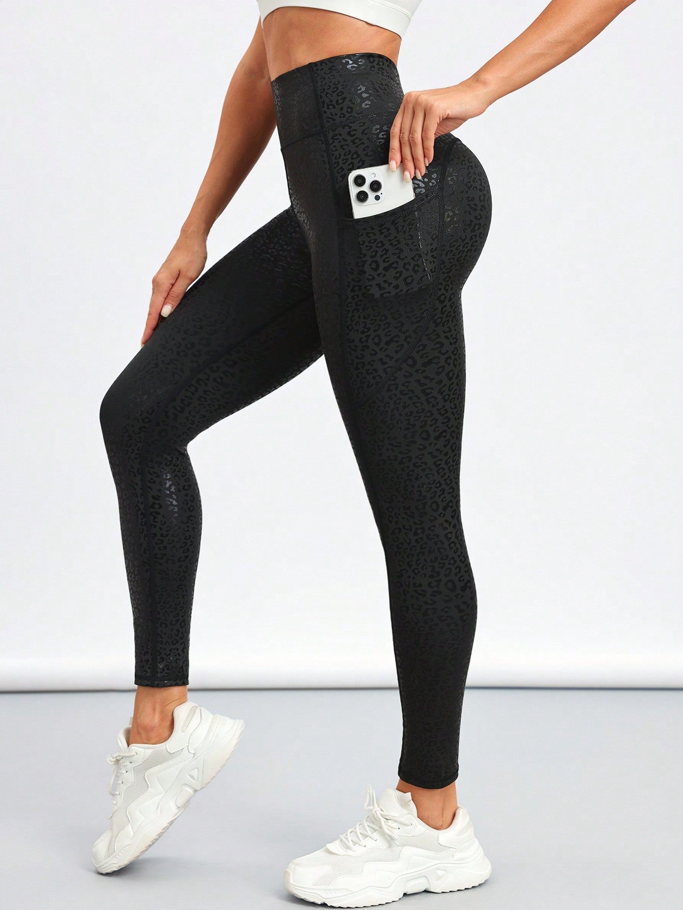 Calça Legging Brilhosa Animal Print Com Bolsos Laterais