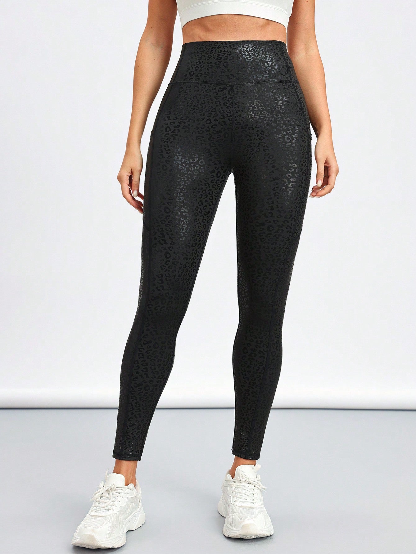 Calça Legging Brilhosa Animal Print Com Bolsos Laterais