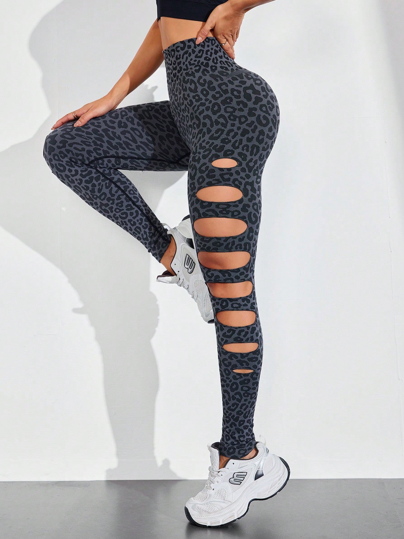 Calça Legging Animal Print Com Recortes Vazados Laterais