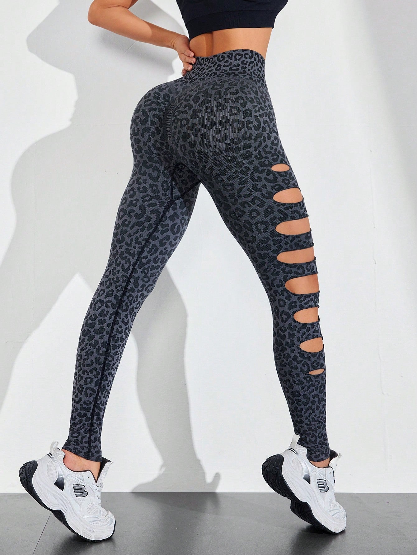 Calça Legging Animal Print Com Recortes Vazados Laterais