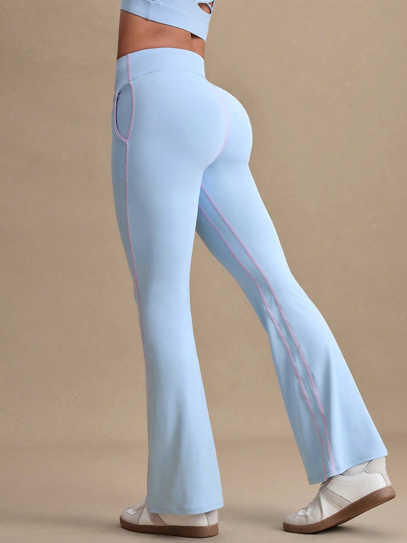 Calça Legging Flare Feminina com Cintura Alta e Bolsos