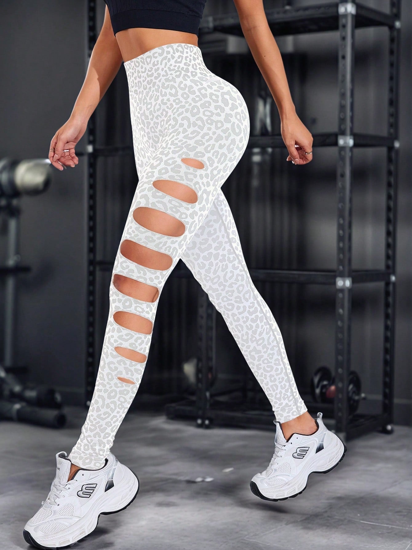 Calça Legging Animal Print Com Recortes Vazados Laterais