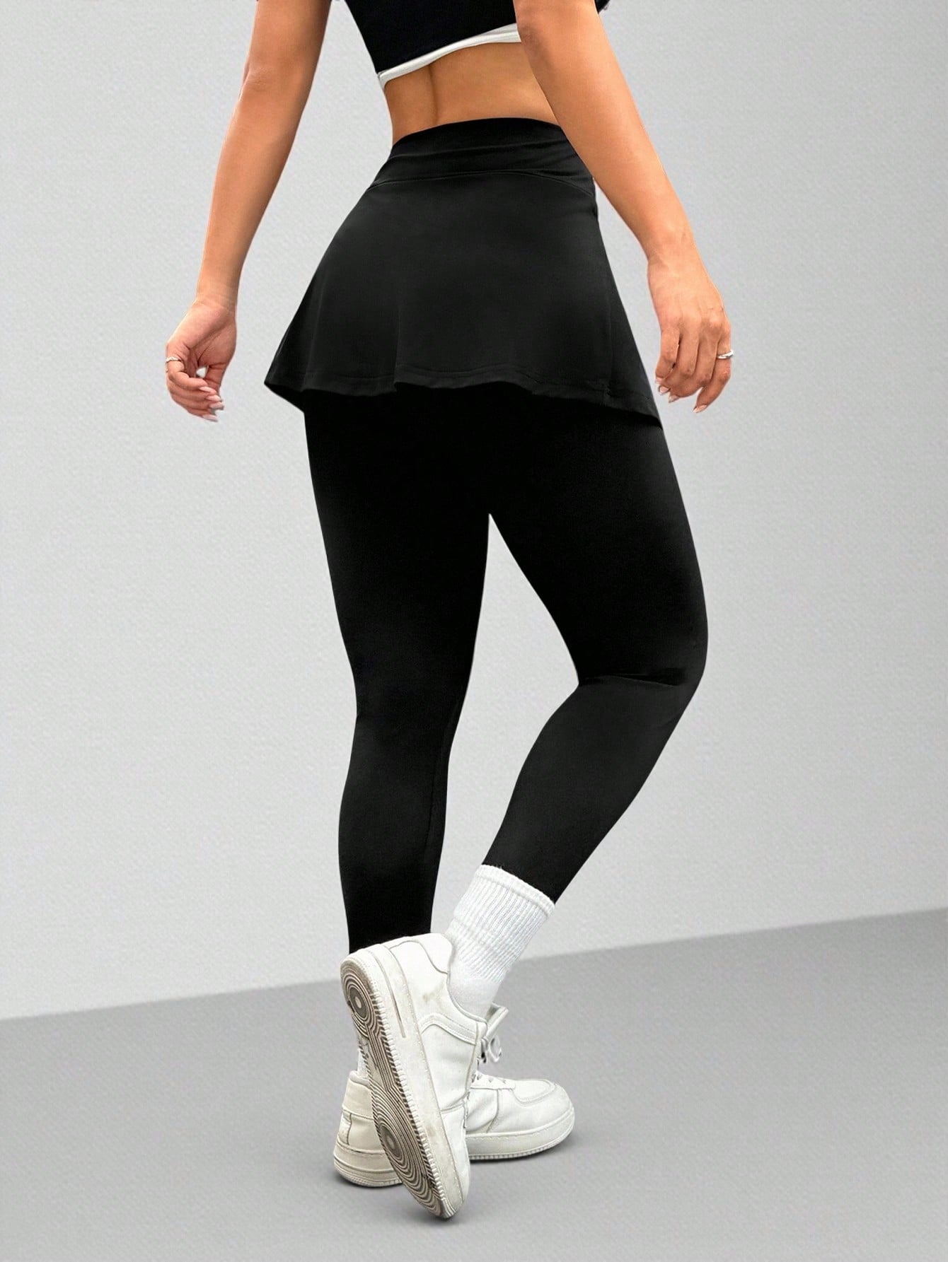 Calça Legging Com Saia Embutida E Bolso Lateral