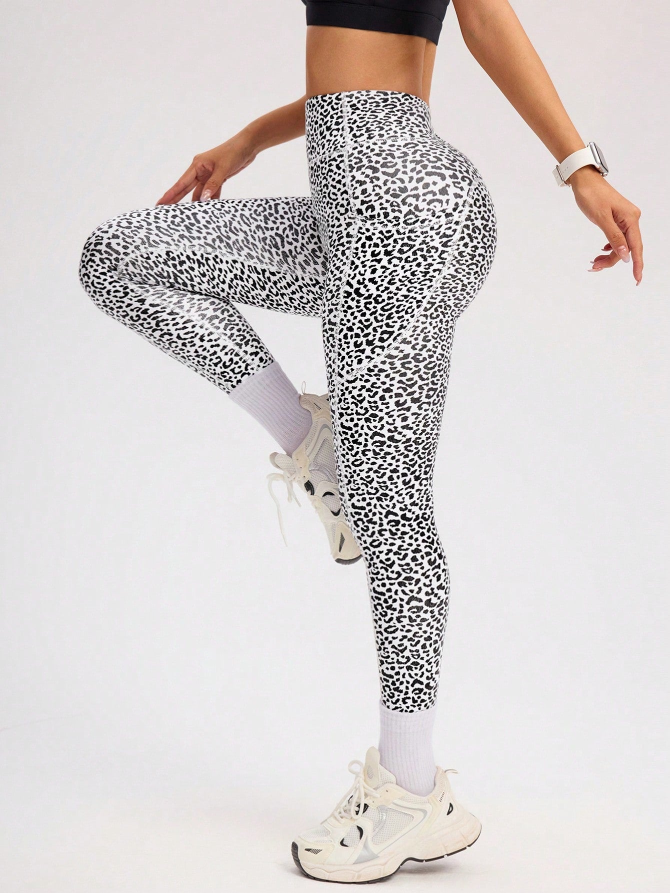 Calça Legging Brilhosa Animal Print Com Bolsos Laterais