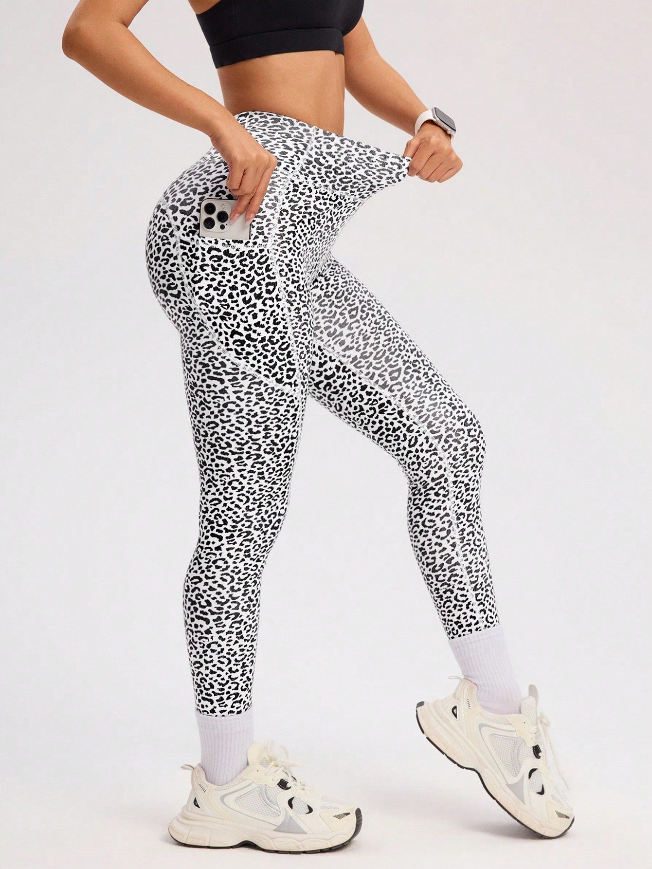 Calça Legging Brilhosa Animal Print Com Bolsos Laterais