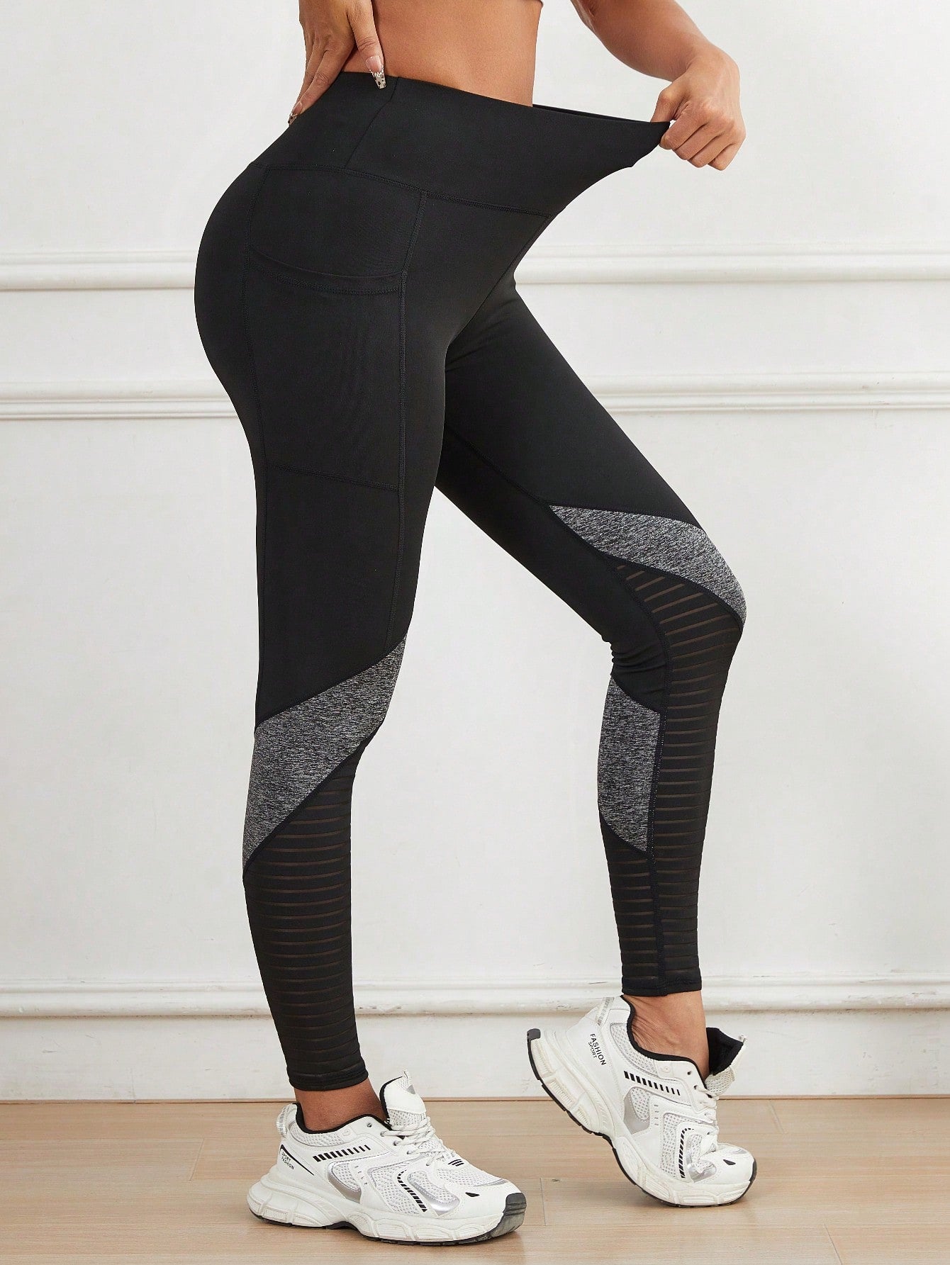 Calça Legging Recortes Modernos com Bolso Funcional